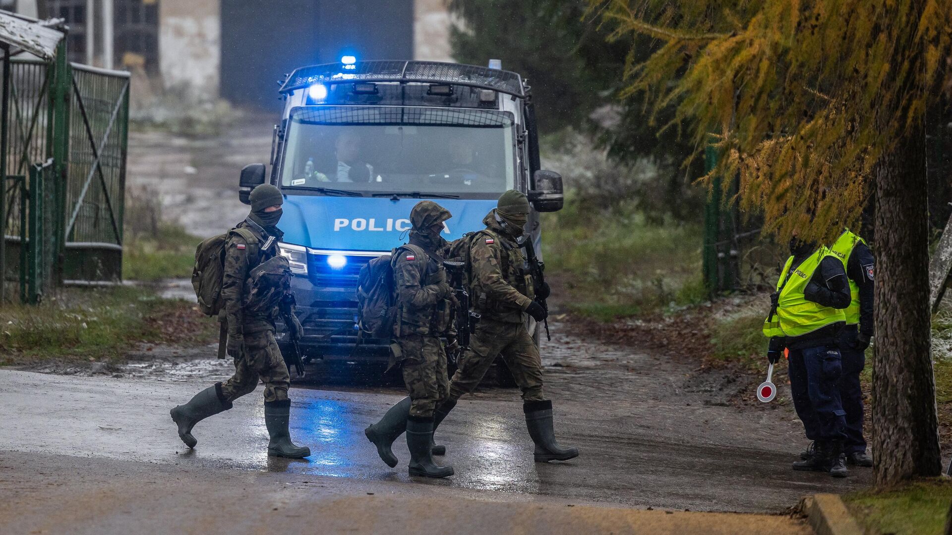 Польские военные неподалеку от места попадания ракеты в деревне Пшеводув - РИА Новости, 1920, 24.11.2022