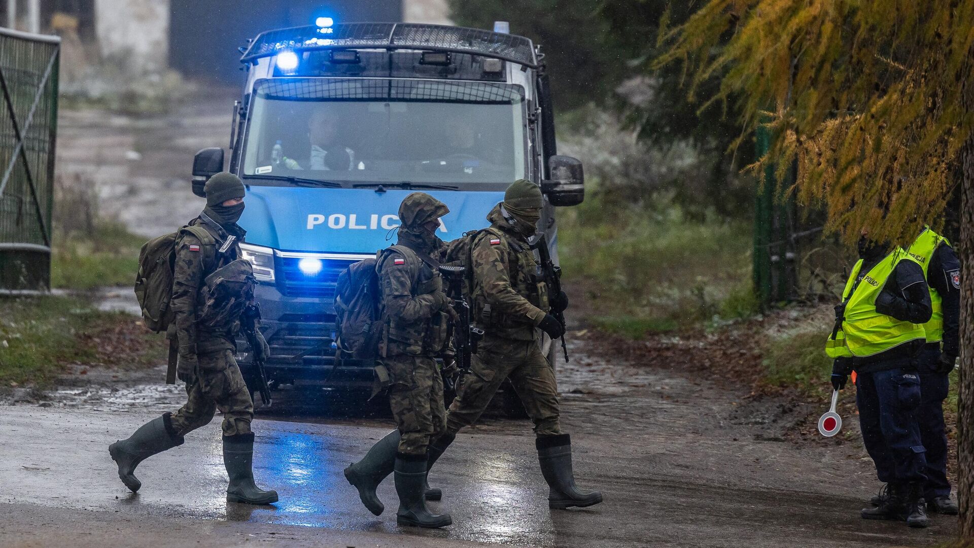 Польские военные неподалеку от места попадания ракеты в деревне Пшеводув - РИА Новости, 1920, 24.11.2022