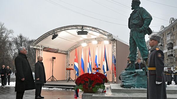 Президент России Владимир Путин и президент Республики Куба Мигель Диас-Канель Бермудес приняли участие в открытии памятника Фиделю Кастро