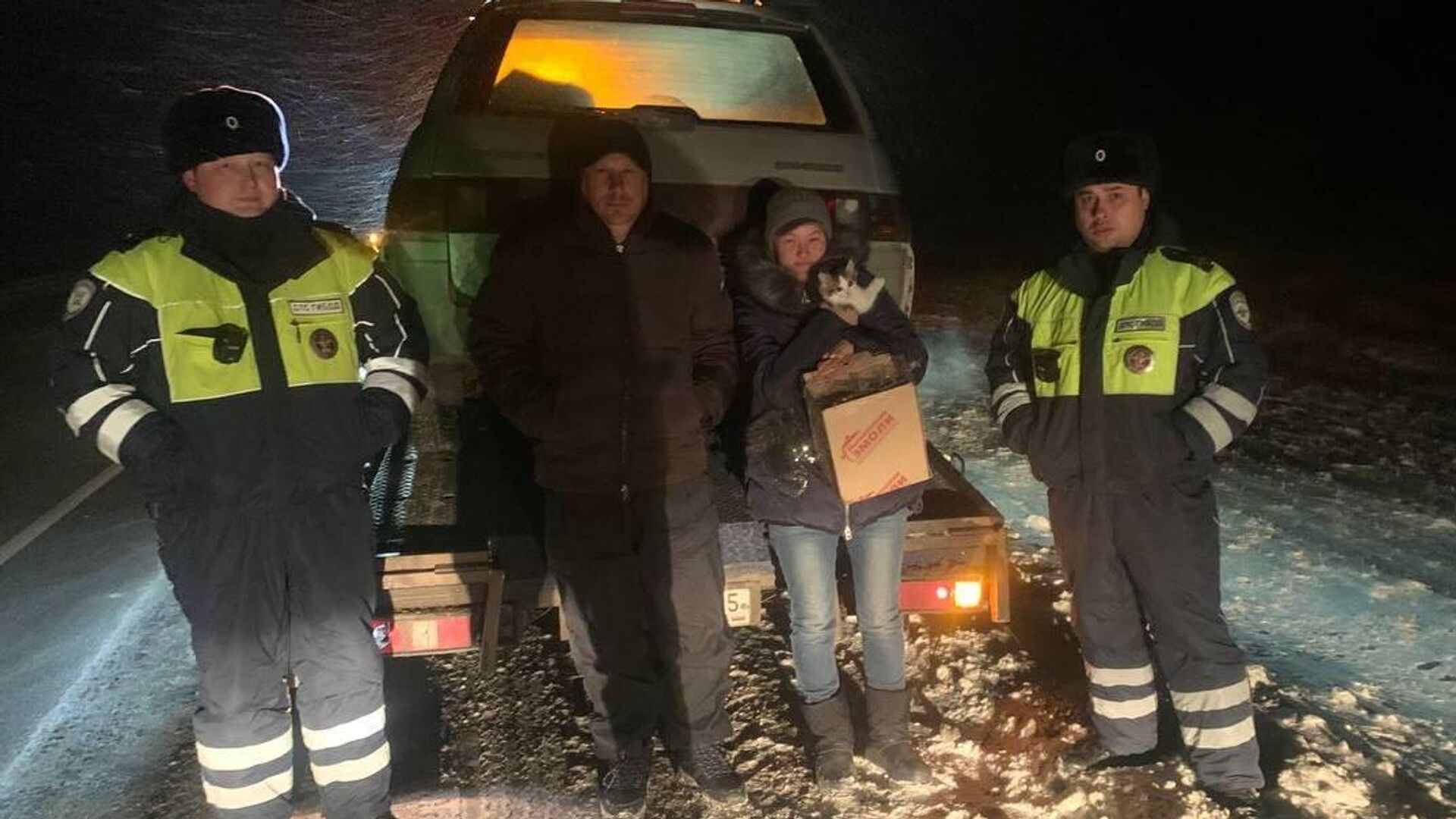 Экипаж ДПС на автодороге Челябинск —  Новосибирск в районе 875-го километра спас семью, оказавшуюся в заглохшем автомобиле - РИА Новости, 1920, 24.11.2022