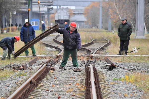 Ремонт железнодорожных путей на территории Запорожской атомной электростанции после недавних обстрелов со стороны ВСУ