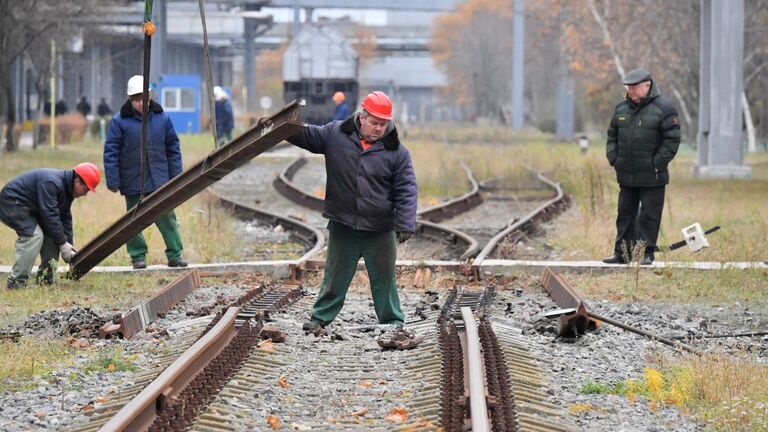 Ремонт железнодорожных путей на территории Запорожской атомной электростанции после недавних обстрелов со стороны ВСУ