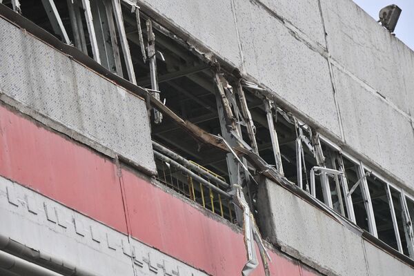 Поврежденное здание 5-го энергоблока Запорожской атомной электростанции после недавних обстрелов со стороны ВСУ