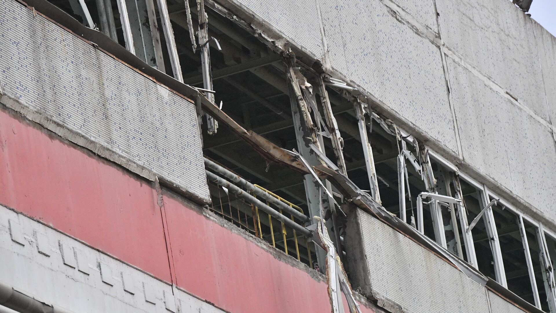 Поврежденное здание 5-го энергоблока ЗАЭС после обстрелов со стороны ВСУ - РИА Новости, 1920, 06.12.2022