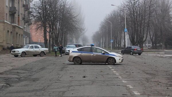 Автомобиль полиции на месте обстрела в городе Стаханов, ЛНР