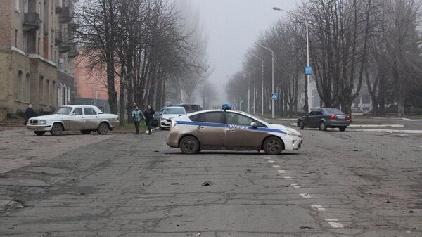 Автомобиль полиции на месте обстрела в городе Стаханов, ЛНР