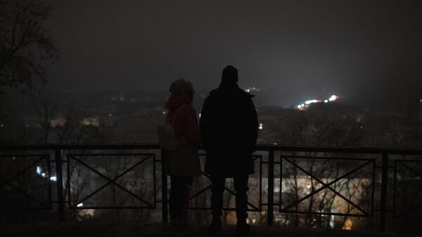 Вид со смотровой площадки на неосвещенный Киев 