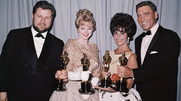 Элизабет Тейлор с наградой в номинации за лучшую женскую роль среди победителей премии Оскар 1961 года