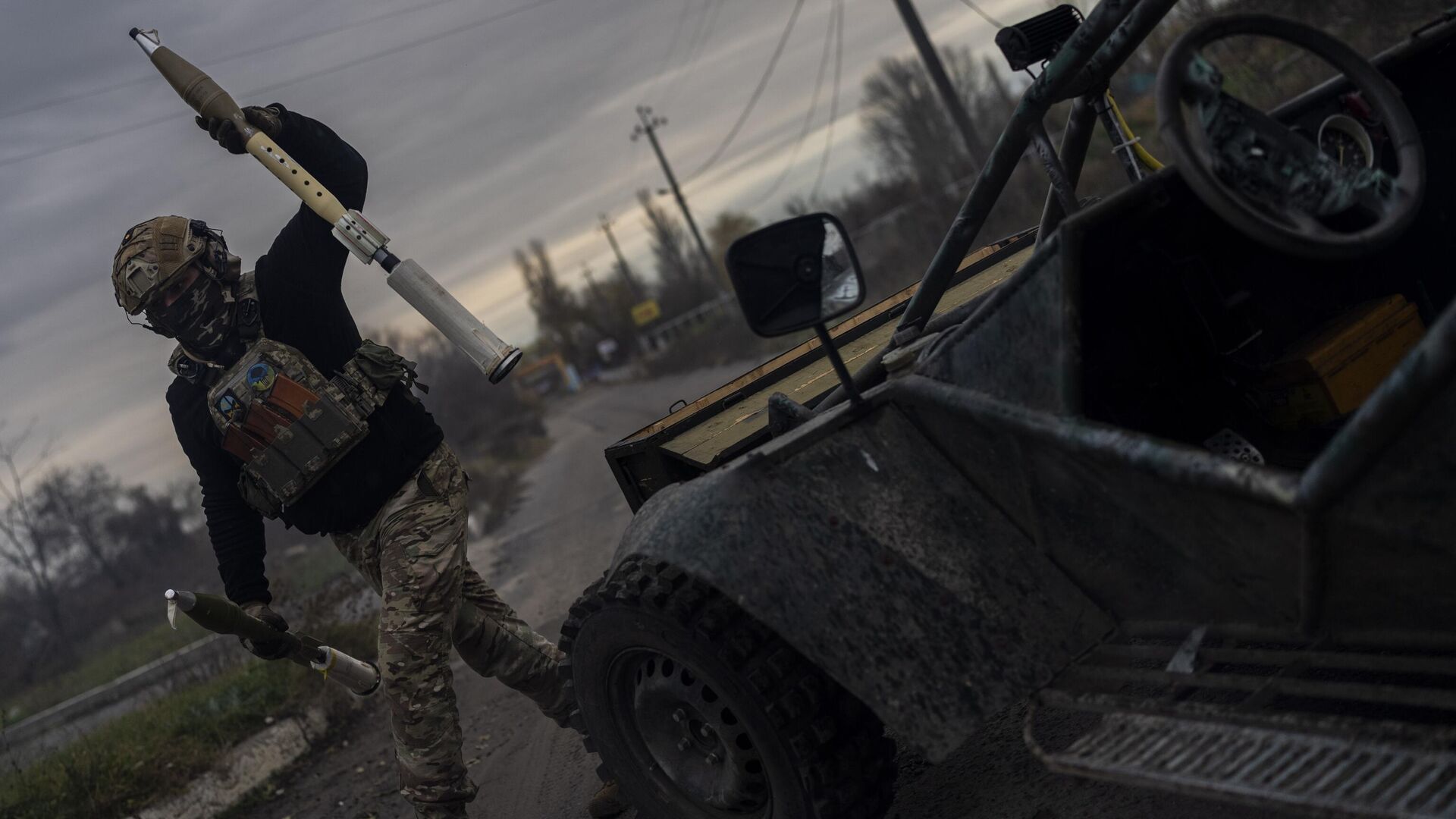 Украинский военнослужащий заряжает противотанковый гранатомет СПГ-9 на линии соприкосновения под Херсоном - РИА Новости, 1920, 28.04.2023