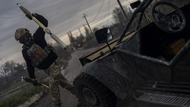 Украинский военнослужащий заряжает противотанковый гранатомет СПГ-9 на линии соприкосновения под Херсоном. Архивное фото