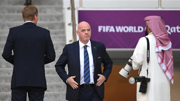  Президент ФИФА Джанни Инфантино (в центре)