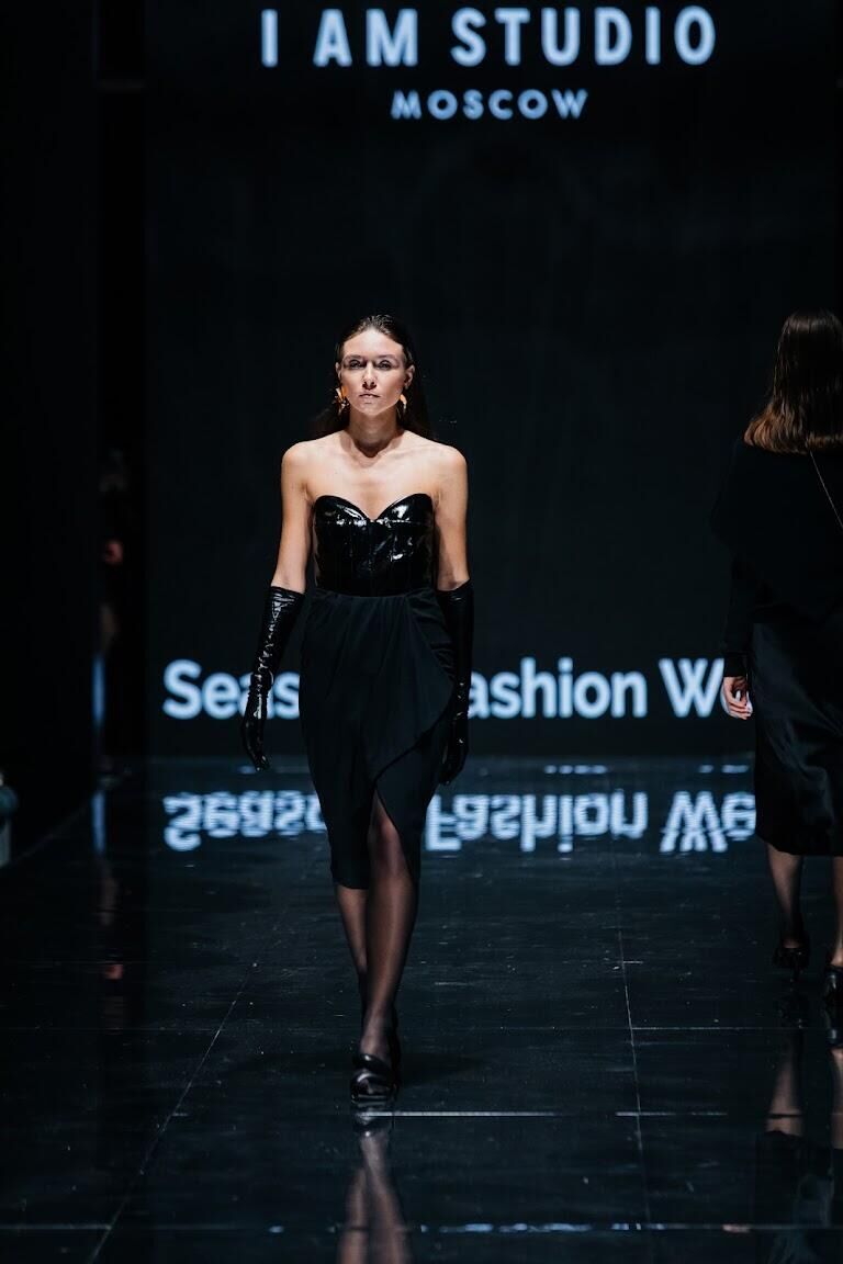 Показ коллекции I AM STUDIO на показе мод   Seasons Fashion Week - РИА Новости, 1920, 24.11.2022