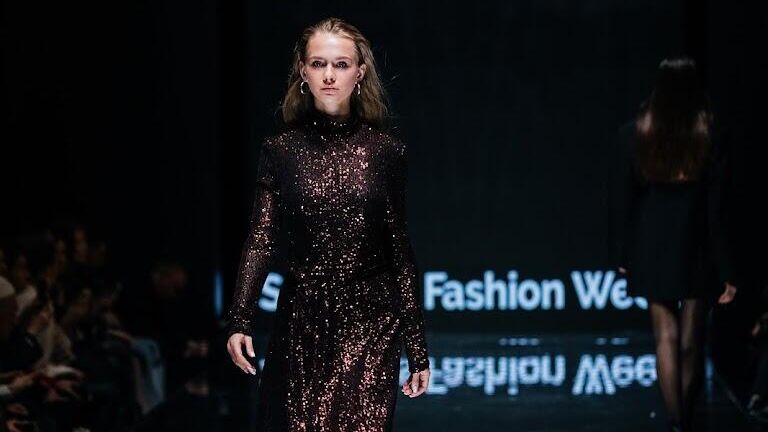 Показ коллекции I AM STUDIO на показе мод   Seasons Fashion Week