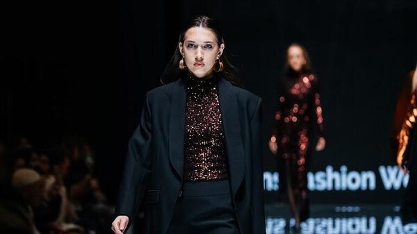 Показ коллекции I AM STUDIO на показе мод   Seasons Fashion Week