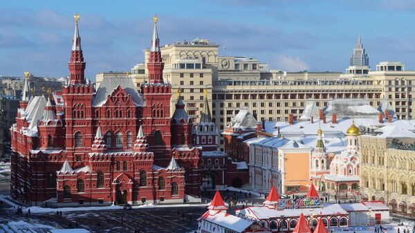 Вид центра Москвы со Спасской башни Московского Кремля. Слева — Государственный исторический музей