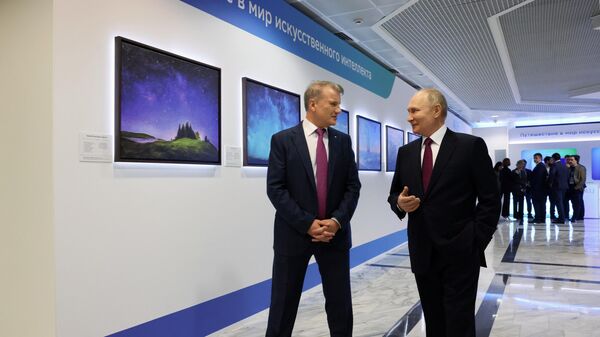Президент РФ Владимир Путин и президент, председатель правления Сбербанка Герман Греф. Архивное фото