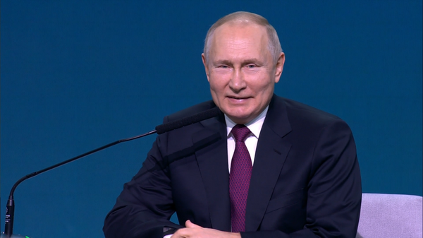 Путин пошутил о дистанции между ним и участниками конференции