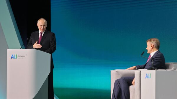 Президент РФ Владимир Путин и президент, председатель правления Сбербанка Герман Греф на международной конференции Путешествие в мир искусственного интеллекта