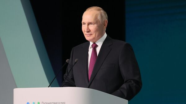 Президент России Владимир Путин выступает на международной конференции Путешествие в мир искусственного интеллекта