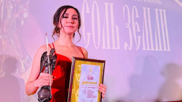  Регина Орехова, автор фильма ТОК, держит в руках награду победителя на фестивале Соль Земли