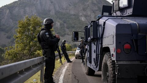 Специальное подразделение косовской полиции охраняет район вблизи пограничного перехода Яринье