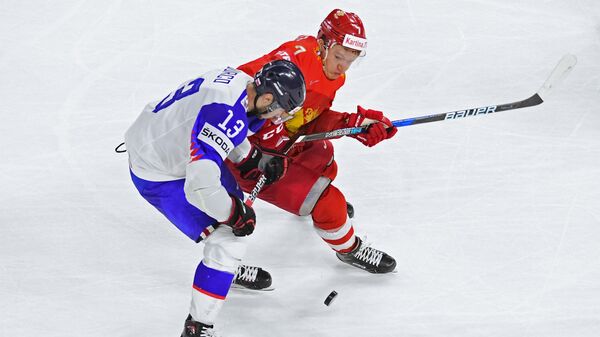 Игрок сборной Словакии Томаш Юрчо (слева) и игрок сборной России Кирилл Капризо