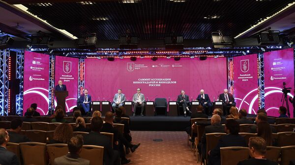 Генеральный директор медиагруппы Россия сегодня Дмитрий Киселев на первом Российском винодельческом форуме в Москве