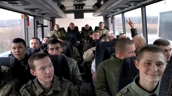 Российские военные после освобождения из украинского плена