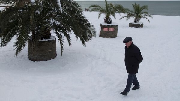 Мужчина гуляет по центральному пляжу в Сочи