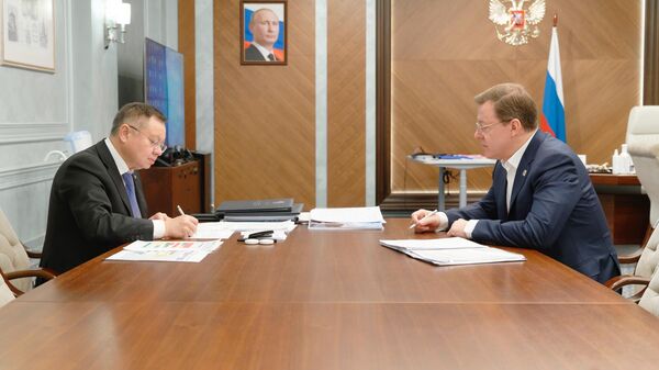 Министр строительства и ЖКХ РФ Ирек Файзуллин и губернатор Самарской области Дмитрий Азаров во время встречи