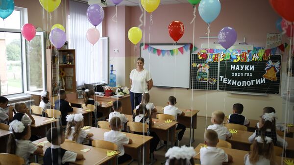 Первоклассники в учебном классе во время праздничных мероприятий, посвящённых Дню знаний, в школе №94 в Краснодаре