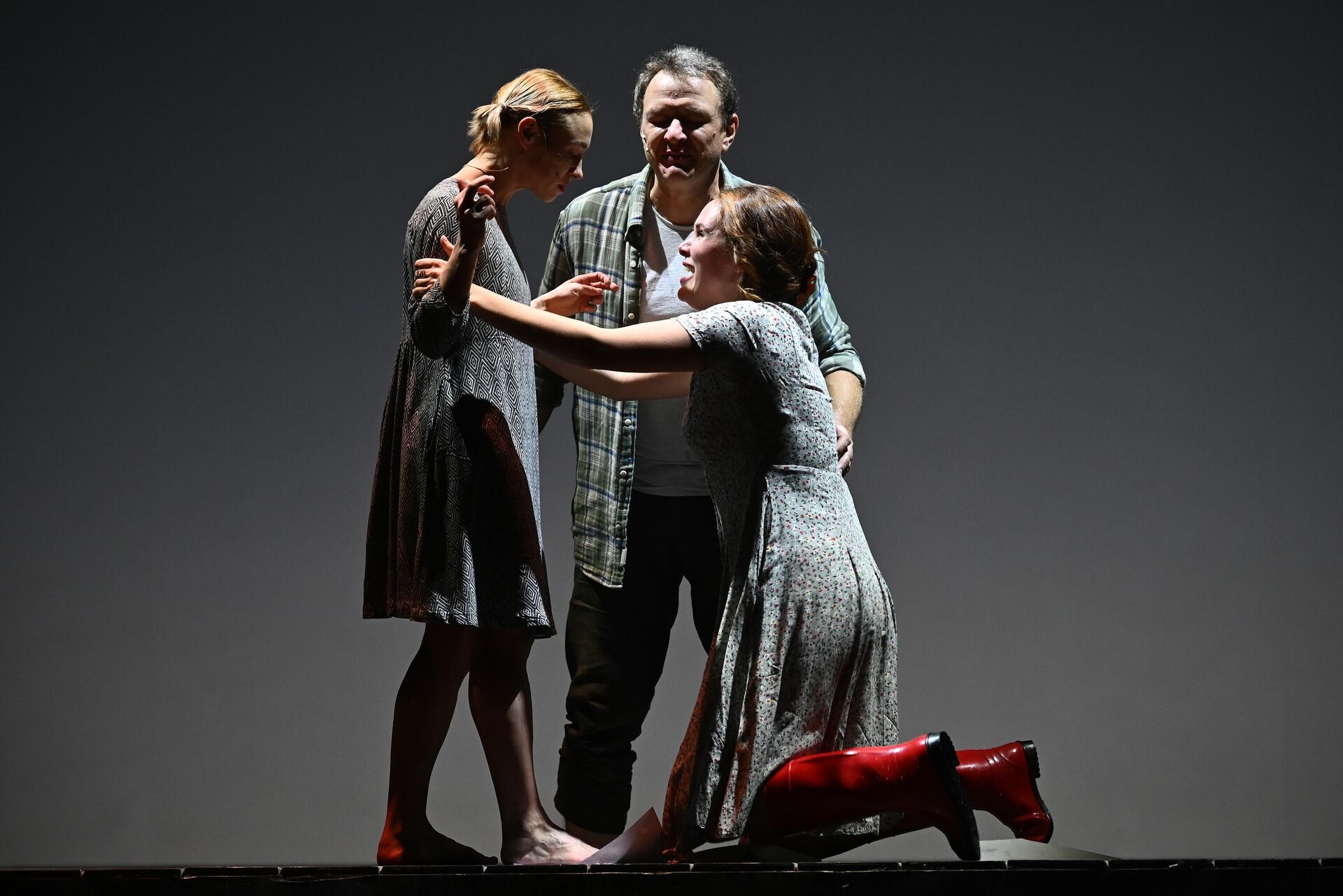 Екатерина Ливанова в роли Кати, Марат Башаров в роли Сени и Наталия Медведева в роли Гали (слева направо) в спектакле Нежданно-негаданно по произведению Валентина Распутина в постановке режиссера Галины Полищук на сцене МХАТ им. М. Горького Екатерина Ливанова в роли Кати, Марат Башаров в роли Сени и Наталия Медведева в роли Гали (слева направо) в спектакле Нежданно-негаданно по произведению Валентина Распутина в постановке режиссера Галины Полищук на сцене МХАТ им. М. Горького - РИА Новости, 1920, 11.06.2025