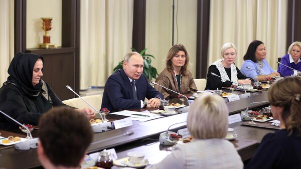 Президент России Владимир Путин во время встречи с матерями военнослужащих — участников специальной военной операции