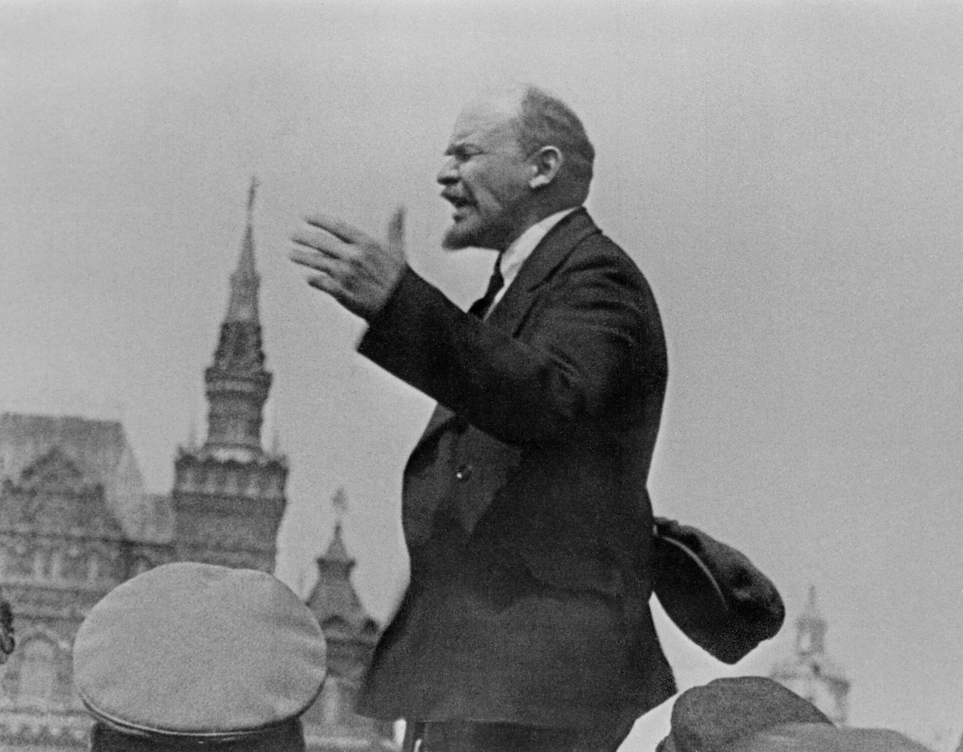 Владимир Ильич Ленин выступает с речью перед воинами Всеобуча во время парада на Красной площади 25 мая 1919 года - РИА Новости, 1920, 30.06.2023