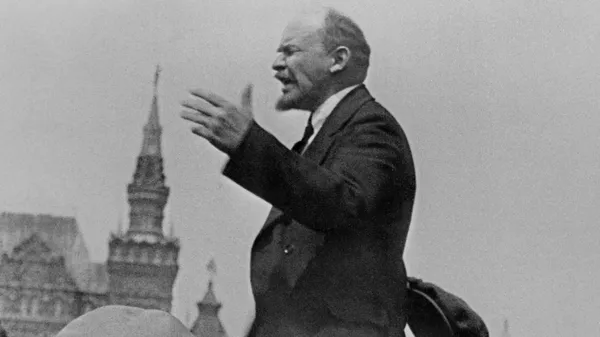 Владимир Ильич Ленин выступает с речью перед воинами Всеобуча во время парада на Красной площади 25 мая 1919 года