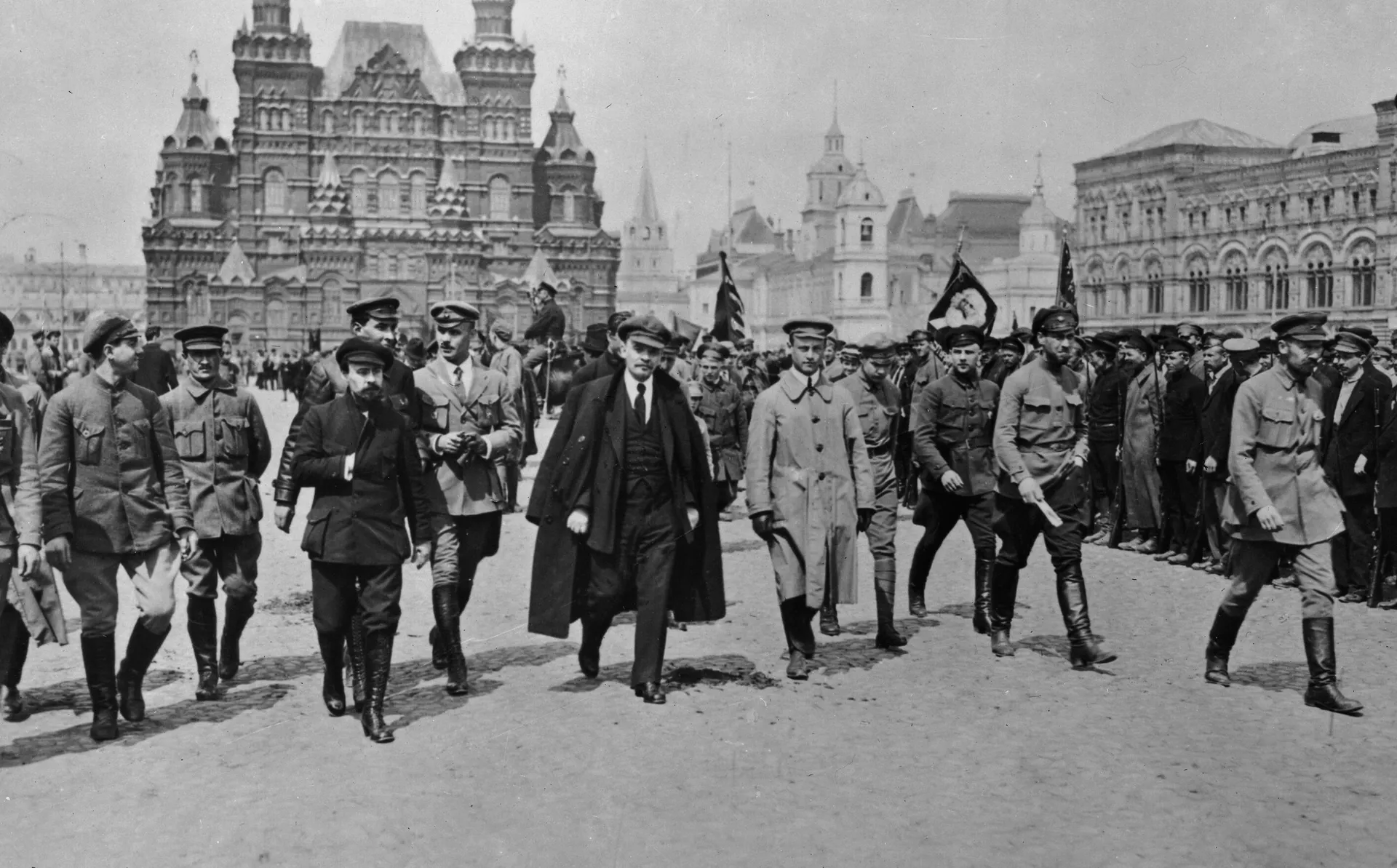 Владимир Ильич Ленин с группой командиров обходит строй войск Всевобуча. 25 мая 1919 года