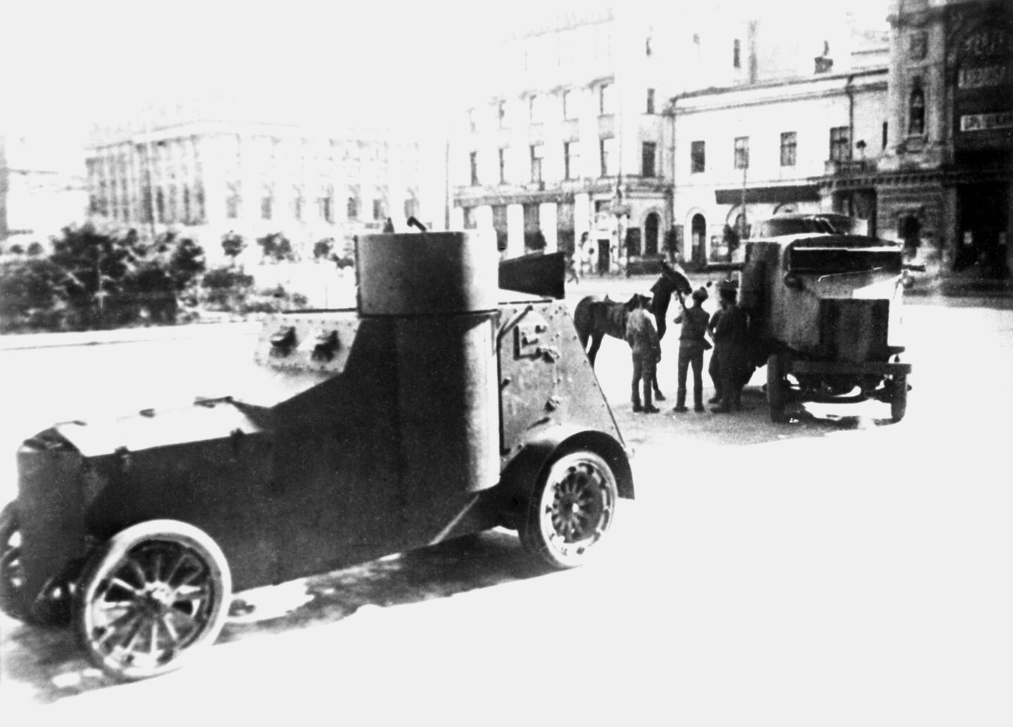 Броневики, охраняющие Большой театр во время V Всероссийского съезда Советов(4-10 июля). Москва, 1918 год Броневики, охраняющие Большой театр во время V Всероссийского съезда Советов(4-10 июля). Москва, 1918 год