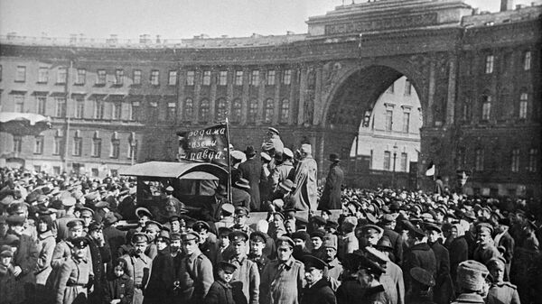 Митинг, организованного большевиками на Дворцовой площади Петрограда. 1917 год