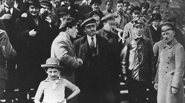 Председатель Совета Народных Комиссаров РСФСР Владимир Ильич Ленин на Красной площади во время парада войск Всевобуча. 25 мая 1919 года
