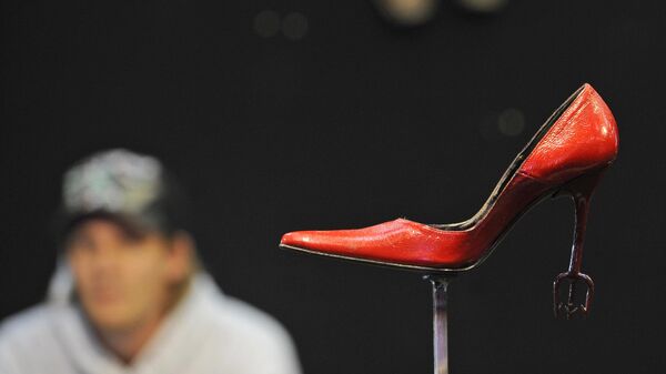 Одна из оригинальных туфель из фильма Дьявол носит Prada выставлена на стенде итальянской обувной компании. Ярмарка Millionaire Fair в Мюнхене, Германия. 