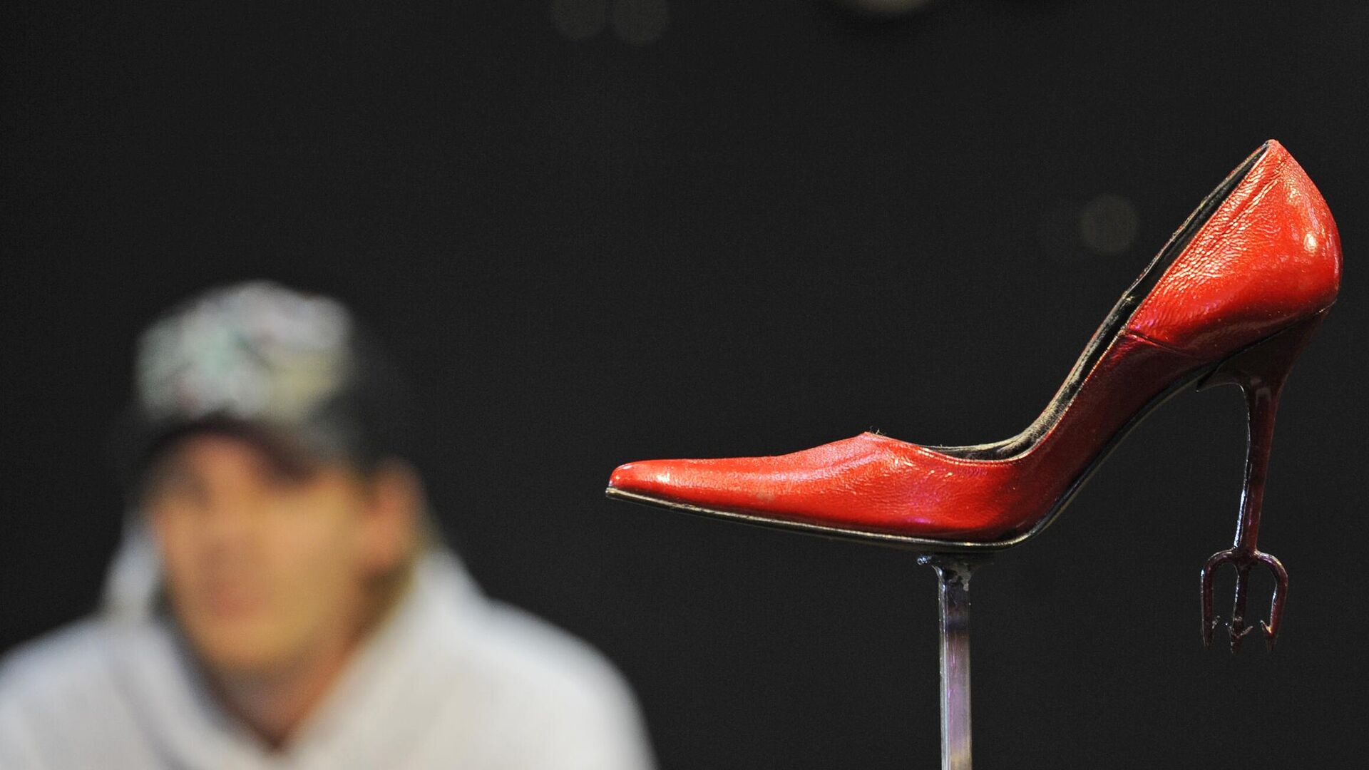 Одна из оригинальных туфель из фильма Дьявол носит Prada выставлена на стенде итальянской обувной компании. Ярмарка Millionaire Fair в Мюнхене, Германия.  - РИА Новости, 1920, 26.11.2022