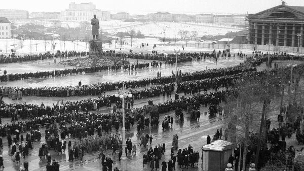 Траурное шествие трудящихся по улицам Минска в связи с кончиной секретаря ЦК КПСС Иосифа Сталина