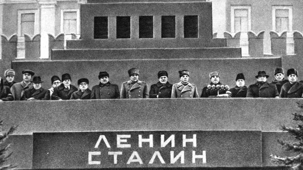 Трибуна Мавзолея в день похорон Иосифа Виссарионовича Сталина. На трибуне Мавзолея высшее руководство СССР