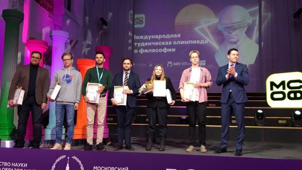 Шестерка победителей с губернатором области Антоном Алихановым