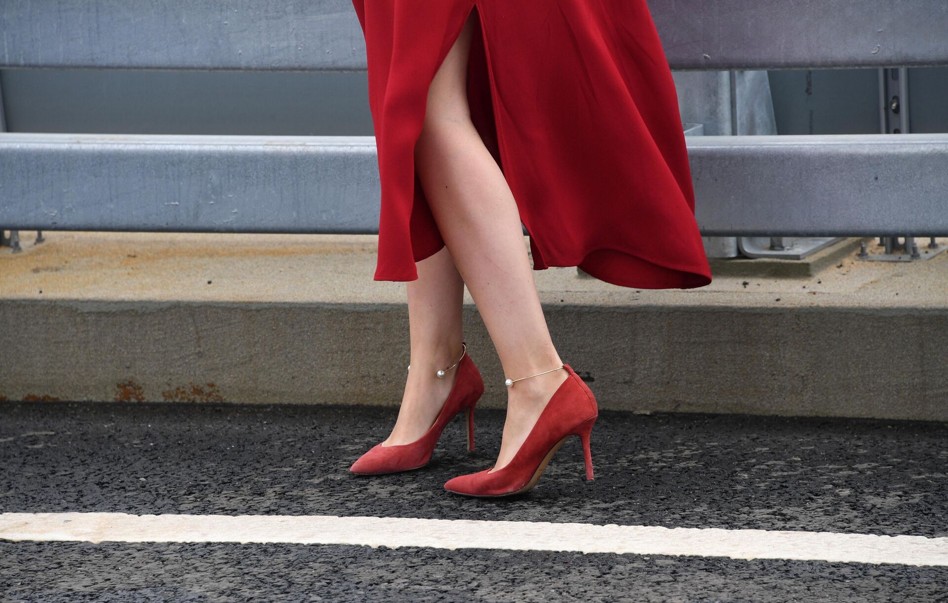 Девушка во время открытия участка Юго-Восточной хорды в Москве - РИА Новости, 1920, 22.12.2025