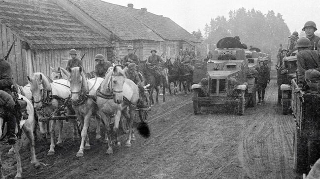 После похода РККА в Западные Белоруссию в сентябре 1939 г., войска Красной Армии проходят через деревню Молочанка