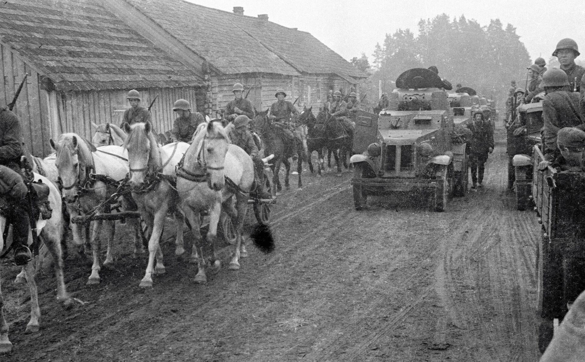 После похода РККА в Западные Белоруссию в сентябре 1939 г., войска Красной Армии проходят через деревню Молочанка После похода РККА в Западные Белоруссию в сентябре 1939 г., войска Красной Армии проходят через деревню Молочанка