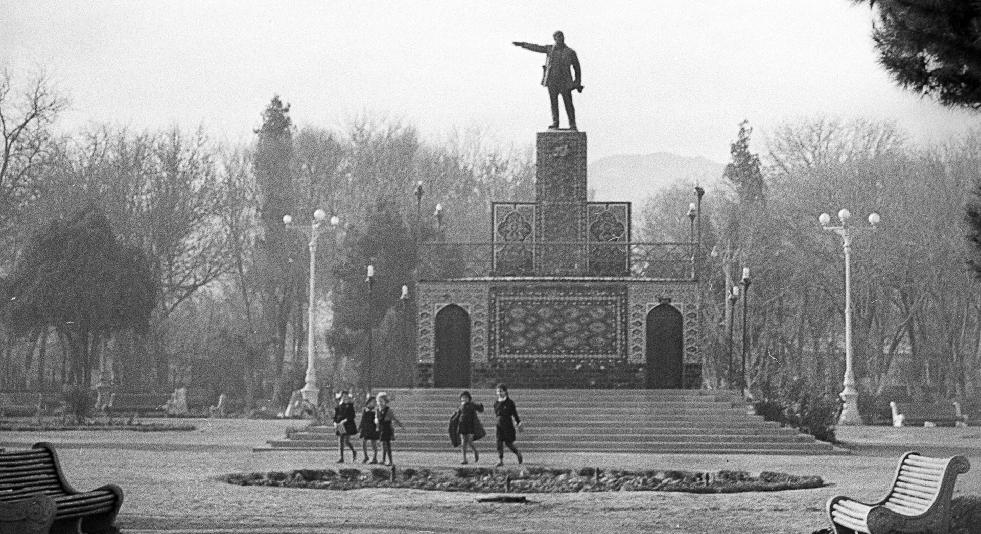 Памятник В.И.Ленину в сквере имени В.И.Ленина в Ашхабаде. Туркменская ССР. 1927 год.