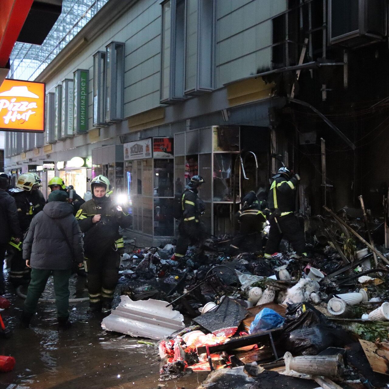 В торговом центре у станции метро 