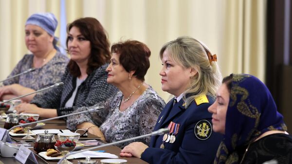 Нина Пшеничкина (третья слева) во время встречи Владимира Путина  с матерями военнослужащих - участников СВО